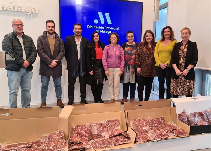 La Diputación entrega 50 kilos de jamón envasado a las entidades sociales Proyecto Hombre y Bancosol.