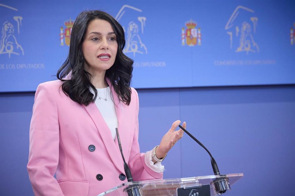 La líder de Ciudadanos, Inés Arrimadas, interviene durante una rueda de prensa, en el Congreso de los Diputados, a 9 de diciembre de 2022, en Madrid (España).
