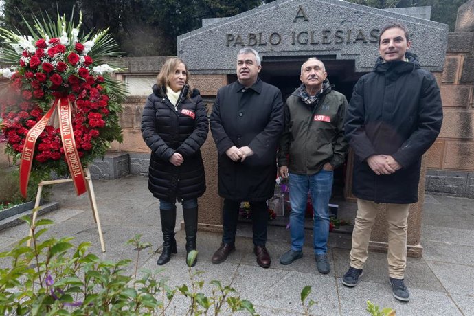 (I-D) La secretaria general de UGT Madrid, Marina Prieto; el secretario de Organización del Partido Socialista, Santos Cerdán;  el secretario general de UGT, Pepe Álvarez y el secretario general del PSOE de Madrid, Juan Lobato, durante el acto de homena