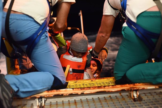 Evacuación de migrantes rescatados por el 'Geo Barents'