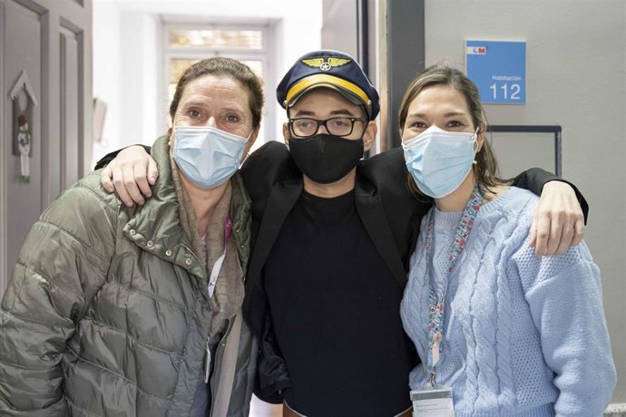 El Hospital Gregorio Marañón logra que un paciente cumpla su sueño de convertirse en piloto por un día