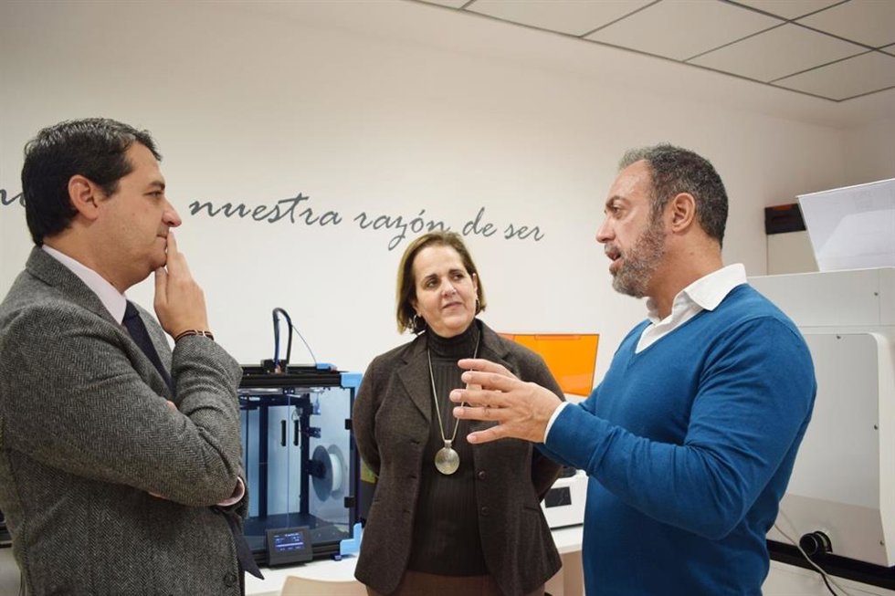 José María Bellido y Blanca Torrent visitan la empresa 3dBiotech, con el CEO de la firma, Francisco Conde.