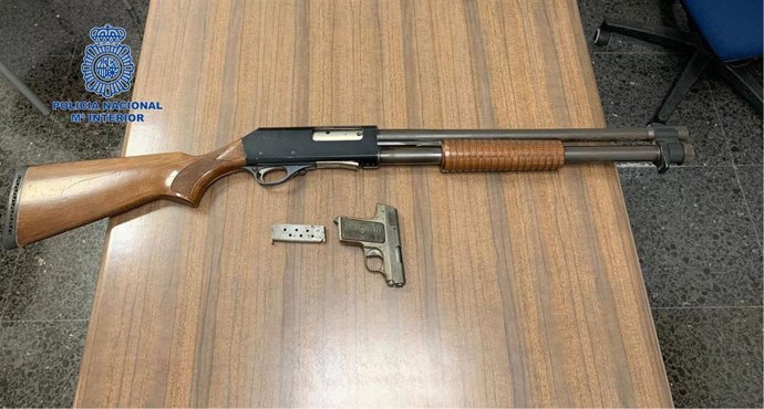 Armas intervenidas por la Policía Nacional a un joven detenido por violencia de género.
