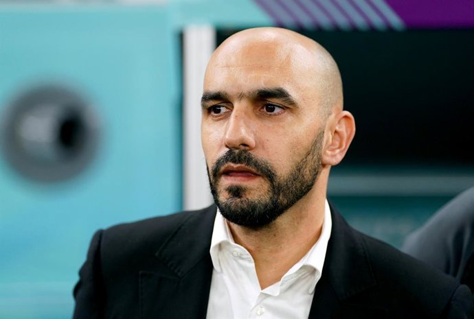 06 December 2022, Qatar, Al-Rayyan: Morocco coach Walid Regragui is pictured before the start of the FIFA World Cup Qatar 2022 Round of 16 soccer match between Morocco and Spain at the Education City Stadium. Photo: Adam Davy/PA Wire/dpa