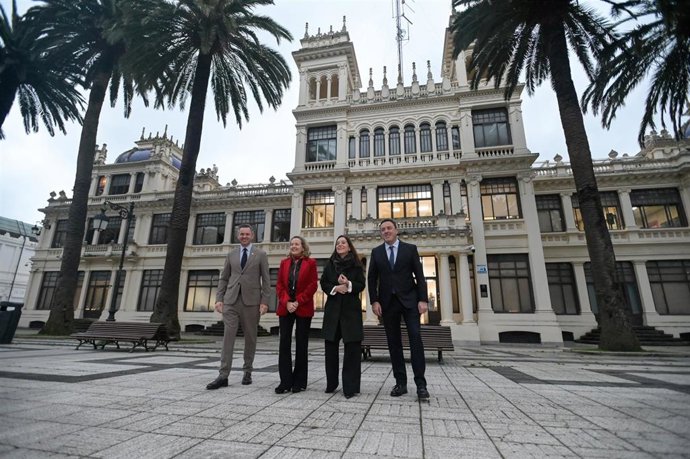 (I-D) El delegado del Gobierno en Galicia, José Miñones; la vicepresidenta primera y ministra de Asuntos Económicos y Transformación Digital, Nadia Calviño; la alcaldesa de A Coruña, Inés Rey y el presidente de la Diputacion de A Coruña, Valentin Gónzal