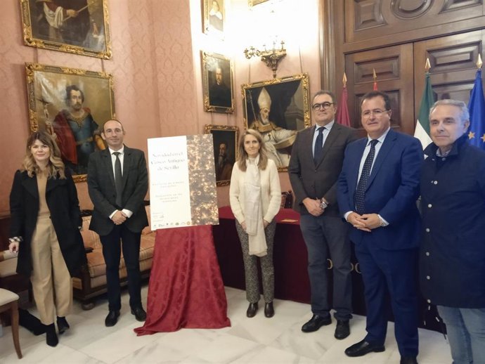 El delegado del Distrito Casco Antiguo, junto al presidente de Al Centro y representantes de la Asociación de Hosteleros de Sevilla, de Aprocom y de asociaciones de comerciantes de Feria, Baños y Santa Cruz.