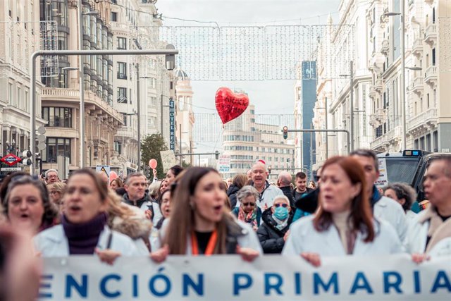 Varias personas caminan con pancartas y un globo en el que pone 'Atención primaria' durante una manifestación de médicos y pediatras