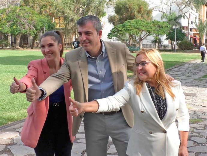 El presidente del PP de Canarias, Manuel Domínguez, junto a las candidatas electoral al Cabildo de La Gomera y el Parlamento