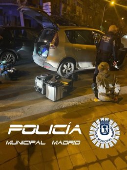 Pillan a tres individuos robando baterías de motos eléctricas de alquiler