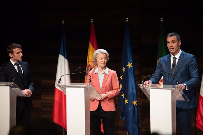 (I-D) El presidente de Francia, Emmanuel Macron; la presidenta de la Comisión Europea, Ursula Von Der Leyen y el presidente del Gobierno de España, Pedro Sánchez, durante una declaración conjunta en la Cumbre Euromediterránea EU-MED9.