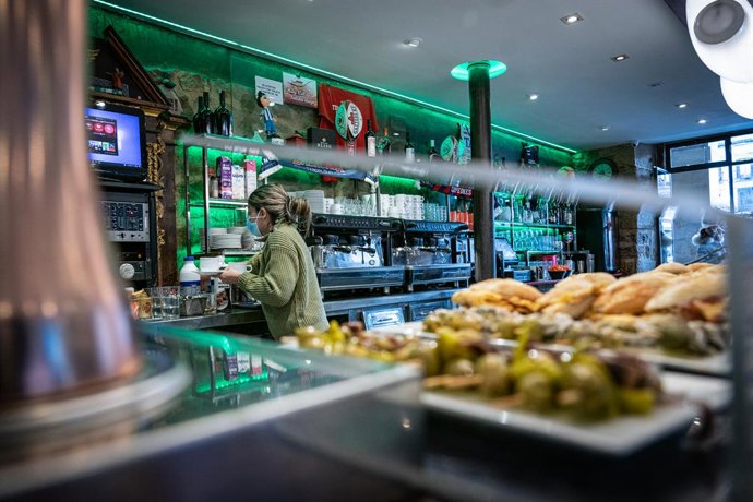 Archivo - Una camarera trabaja en su cafetería durante una jornada marcada por la reapertura de los establecimientos en los municipios vascos pertenecientes a la zona roja, en Vitoria, Álava, País Vasco, (España), a 10 de febrero de 2021. La reapertur