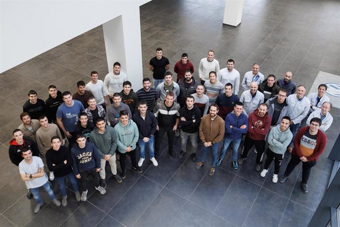 Grupo de aprendices, representantes de las diez primeras promociones de la Academy de Volkswagen Navarra, junto a Sus monitores y gestores formativos, en la primera jornada del Día del Aprendiz.