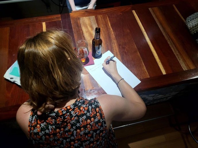 Una participantes escribiendo en la anterior edición del Concurso de Escritura Rápida