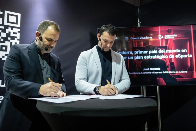 Arturo Castelló i Jordi Gallardo en el moment de signar l'acord
