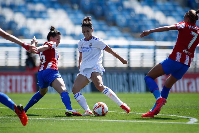 Archivo - Esther Gonzalez of Real Madrid and Merel Van Dongen of Atletico de Madrid in action during the spanish women league, Primera Iberdrola, football match played between Real Madrid and Atletico de Madrid at Alfredo Di Stefano stadium on September