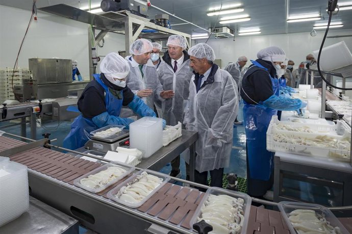 El presidente, Miguel Ángel Revilla, y el consejero de Alimentación, Guillermo Blanco, visitan la empresa Boreal Artik