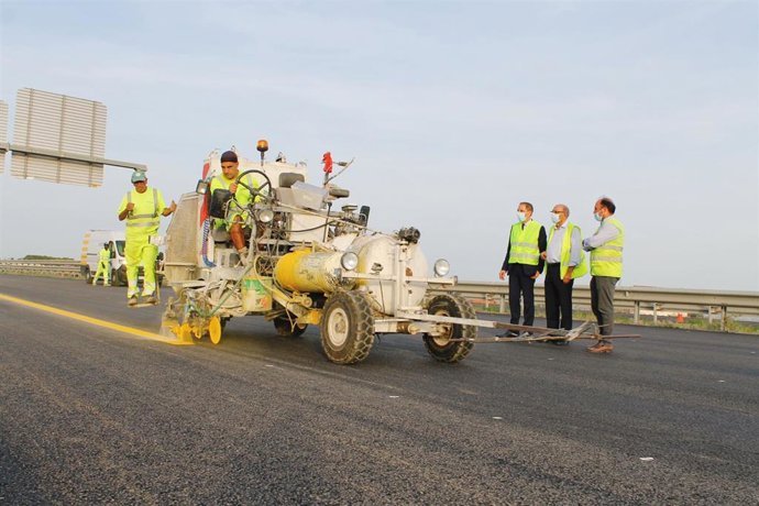 Archivo - Obras de rehabilitación del firme de la A-2 entre Balaguer y Els Alamús (Lleida).