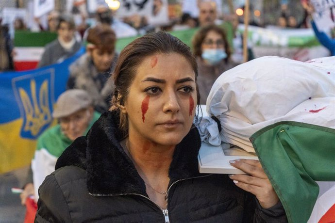 19 November 2022, Spain, Barcelona: Iranian citizens take part in a rally in commemoration of the November 2019 protests in Iran and support the current demonstrations that have been going on for more than 3 months. Photo: Eric Renom/ZUMA Press Wire/dpa