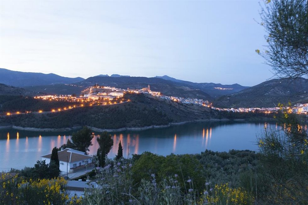 Archivo - Vista panorámica de Iznájar, con el embalse en primer término.