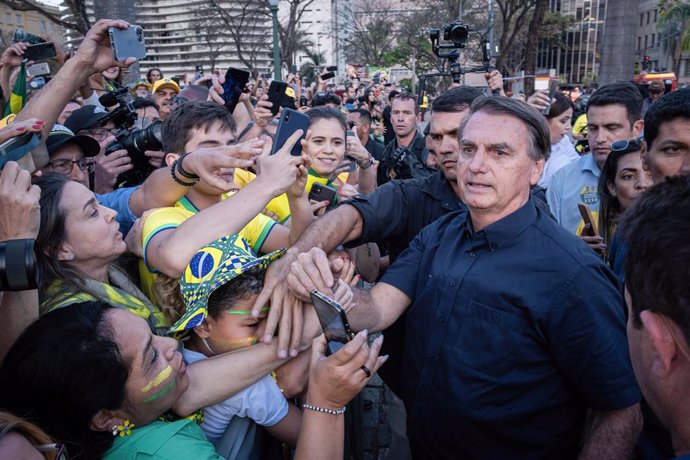 Archivo - 24 August 2022, Brazil, Belo Horizonte: Brazilian President Jair Bolsonaro (C)greets supporters during a rally as part of his re-election campaign at Praca da Liberdade in Belo Horizonte. Photo: Ivan Abreu/SOPA Images via ZUMA Press Wire/dpa