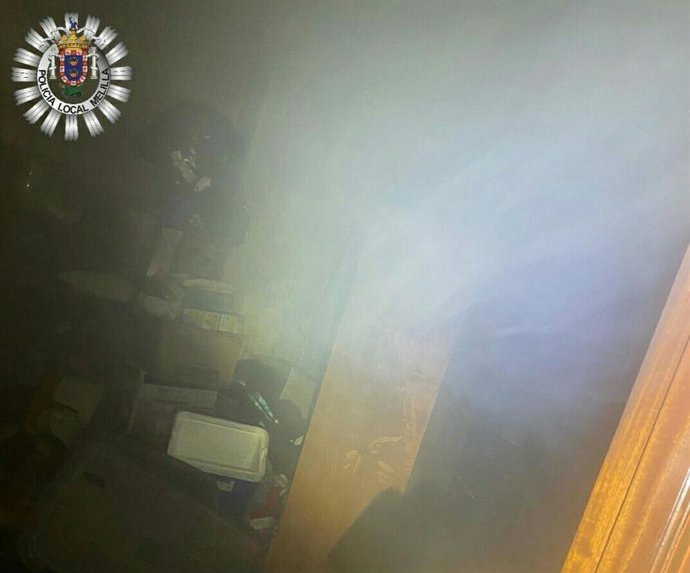 Sucesos.- Rescatan a tres personas del incendio en una vivienda de Melilla que podría ser intencionado por alguien ajeno