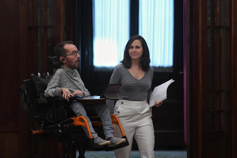 La líder de Podemos y ministra de Derechos Sociales, Ione Belarra, y el portavoz de Unidas Podemos, Pablo Echenique, a su llegada a una sesión plenaria en el Congreso de los Diputados, a 23 de noviembre de 2022, en Madrid (España).
