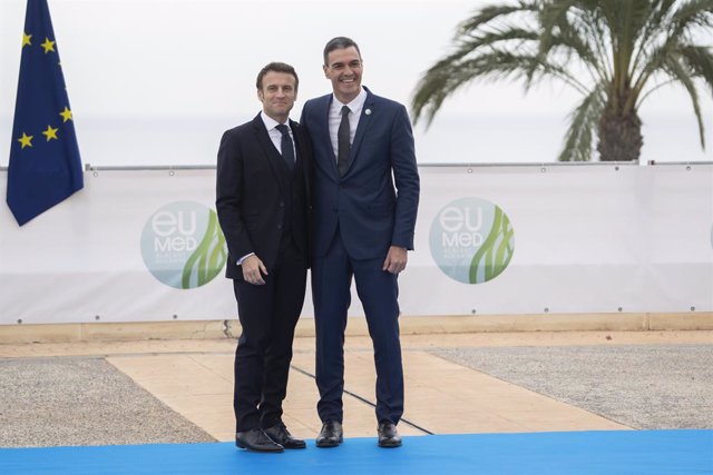 El president del Govern d'Espanya, Pedro Sánchez,, rep al president de França, Emmanuel Macron, en la Cimera EU-MED9, en la Ciutat de la Llum, a 9 de desembre de 2022, a Alacant, Comunitat de València, (Espanya). 