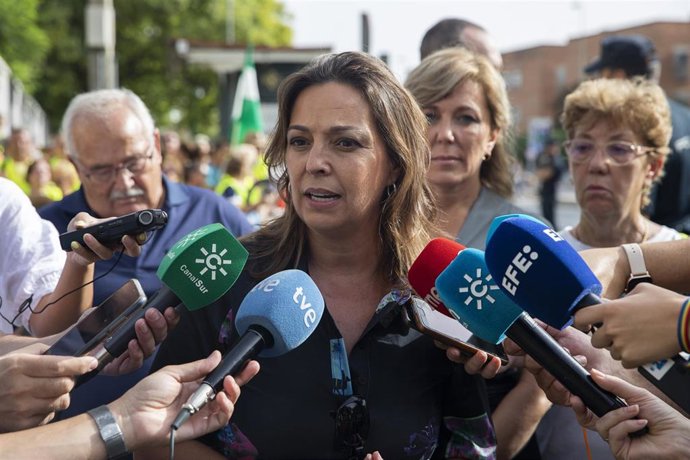 Archivo - Isabel Ambrosio atiende a los medios el pasado verano en la Marcha por una Sanidad Digna en las zonas rurales.