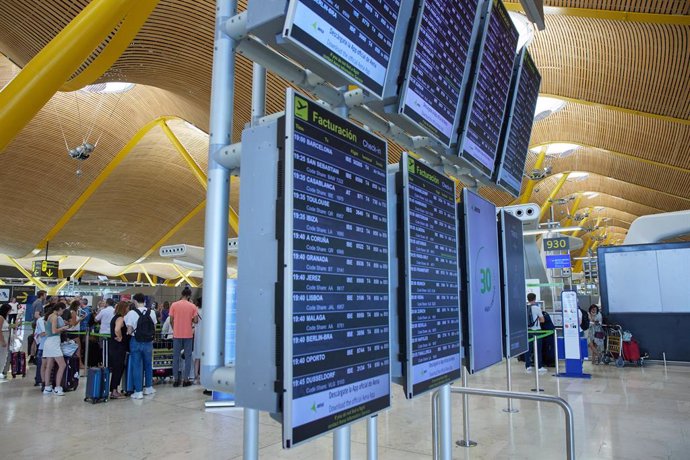 Archivo - Paneles de facturación en la terminal T4 del aeropuerto Adolfo Suárez Madrid-Barajas, a 11 de julio de 2022, en Madrid (España). 