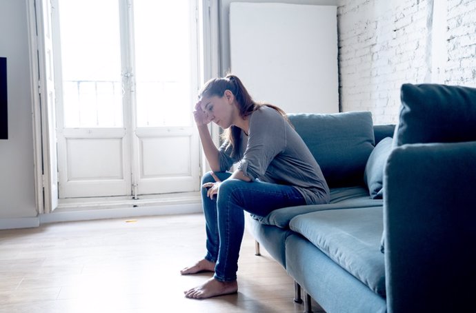 Archivo - Mujer sentada en un sillón pensado. Depresión.