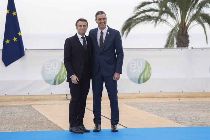 El president del Govern d'Espanya, Pedro Sánchez, rep al president de Frana, Emmanuel Macron, en la Cimera EU-MED9, en la Ciutat de la Llum, a 9 de desembre de 2022, a Alacant, Comunitat de Valncia, (Espanya).