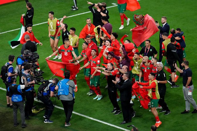 06 December 2022, Qatar, Al-Rayyan: Morocco players celebrate winning the penalty shoot-out of the FIFA World Cup Qatar 2022 Round of 16 soccer match between Morocco and Spain at the Education City Stadium. Photo: Nick Potts/PA Wire/dpa