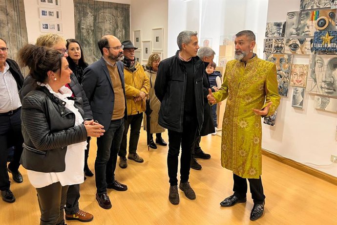 El vicepresidente y consejero de Cultura, Pablo Zuloaga, asiste a la inauguración de la exposición conmemorativa de los 20 años de trayectoria del artista Pablo Burgos