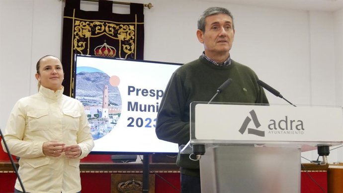 Manuel Cortés presenta el presupuesto para 2023 de Adra, que supera los 25 millones de euros