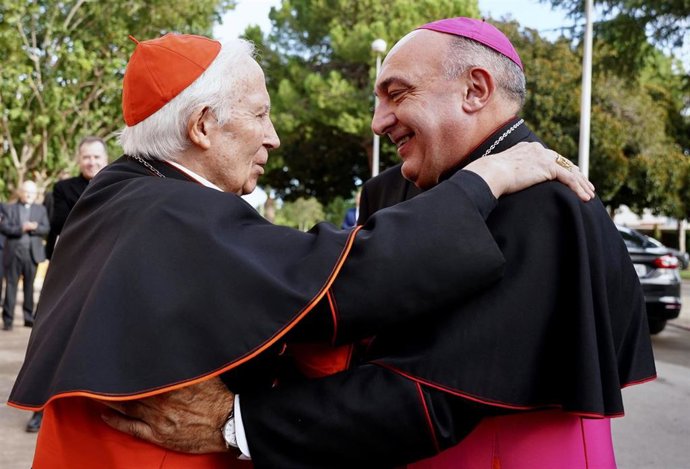El cardenal arzobispo de Valencia, Antonio Cañizares, junto a su sucesor al frente de la diócesis de Valencia, ,monseñor Enrique Benavent.