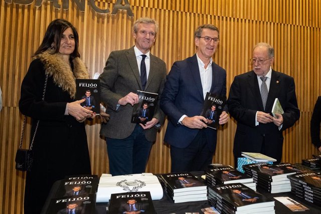 El presidente del PP, Alberto Núñez Feijoo (3i); el de la Xunta, Alfonso Rueda (2i); el catedrático de Derecho Constitucional, Roberto Blanco Valdés (1d), y la responsable de Ediciones Nobel, Ana de la Calle, presentan el libro ‘A propósito de Feijoo’, en