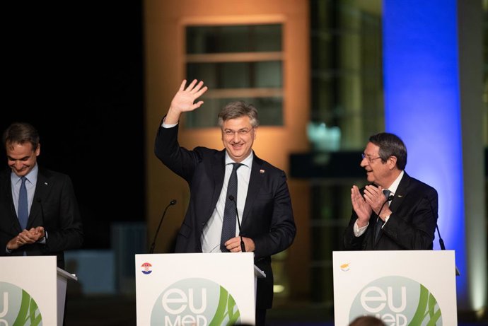El primer ministre de Crocia, Andrej Plenkovic, atén als mitjans després de la cimera EU-MED 9