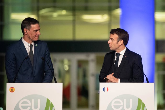 El presidente de Francia, Emmanuel Macron, se dirige al presidente de España, Pedro Sánchez, en su comparecencia ante los medios de comunicación tras la celebración de la Cumbre Euromediterránea EU-MED9, en la Ciudad de la Luz de Alicante, a 9 de diciem