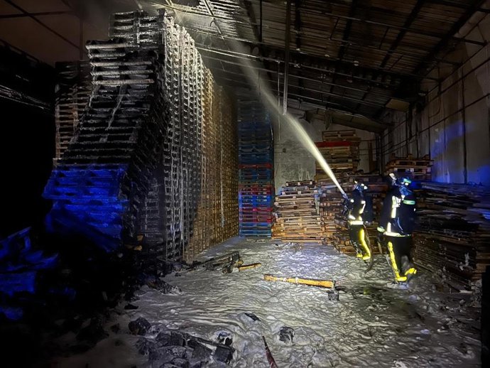 Bomberos de la Comunidad de Madrid trabajan en un incendio en Torrejón