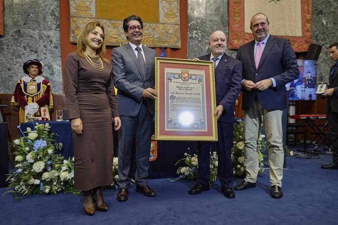 El Club Deportivo Tenerife recibe la Medalla de Oro de la Isla