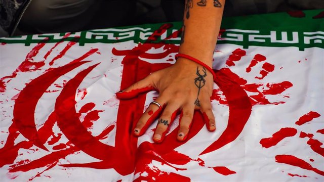 Bandera ensangrentada de Irán en una manifestación