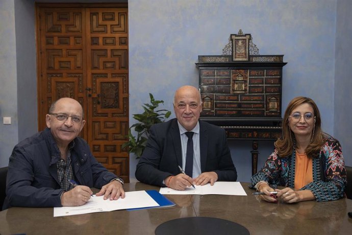Archivo - Firma del convenio de colaboración entre la Diputación de Córdoba y el Ayuntamiento de Doña Mencía