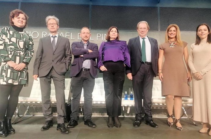 El subdirector general de Proyectos e Innovación del Servicio Murciano de Salud, Luis de Gonzaga Contreras (3 i), y el gerente del área de salud IX, Carlos Arenas (2i), asistieron al encuentro entre representantes de la sanidad pública de las comunidades