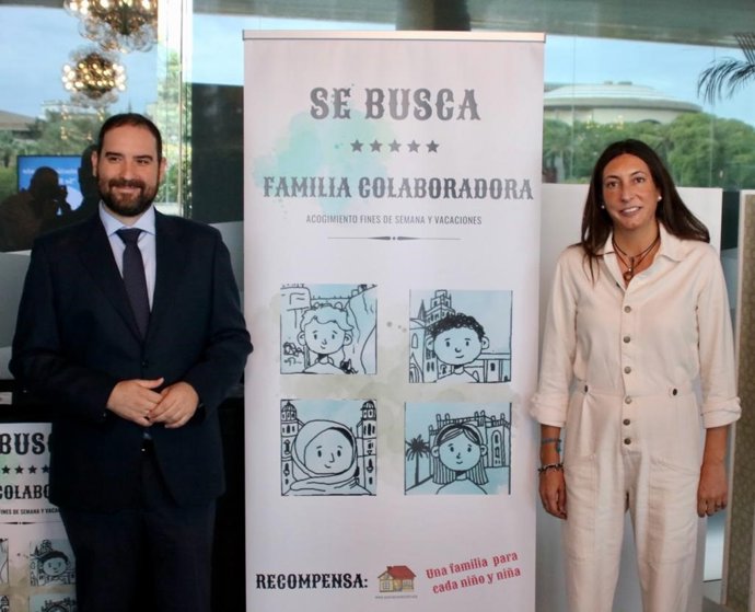 La consejera de Inclusión Social, Juventud, Familias e Igualdad, Loles López, y el presidente de Accam, José Alberto García Perea, en la presentación de la campaña para que nuevas familias se sumen al programa de Familias Colaboradoras, archivo