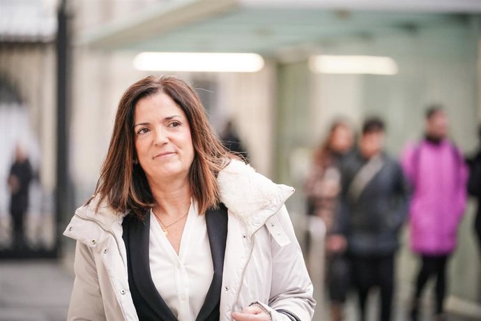 La consejera de Igualdad, Justicia y Políticas Sociales, Beatriz Artolazabal, a su llegada a una sesión plenaria en el Parlamento Vasco, a 9 de diciembre de 2022, en Vitoria-Gasteiz