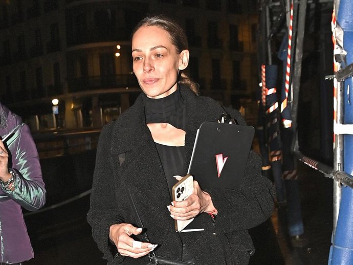 EVA GONZÁLEZ SALE DE SU CASA