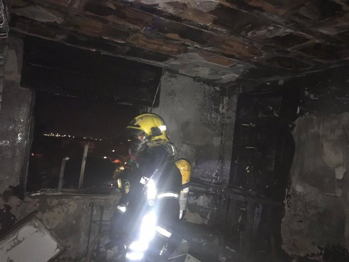 Archivo - Imagen de archivo de un bombero de Málaga, en el incendio de una vivienda en El Palo