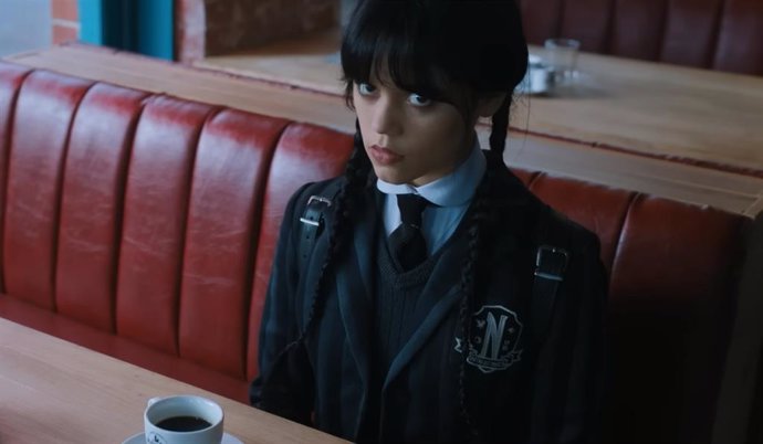 Miércoles: Jenna Ortega "agrede" a una compañera en las tomas falsas de la serie de Netflix