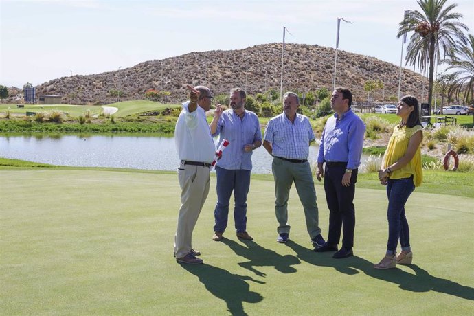 Archivo - El vicepreisdente de la Diputación visita un campo de golf en Pulpí.