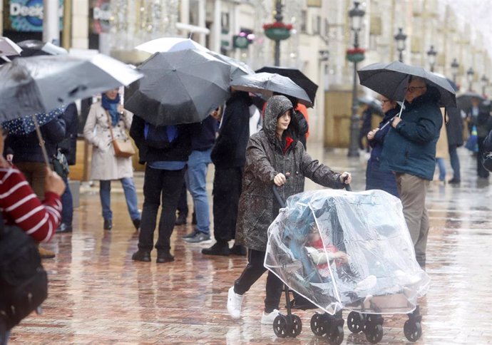 Varias personas bajo la lluvia de este pasado viernes en la ciudad de Málaga